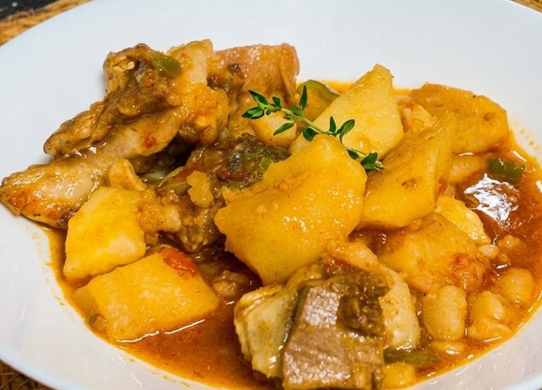 Guiso de patatas con falda de cordero.