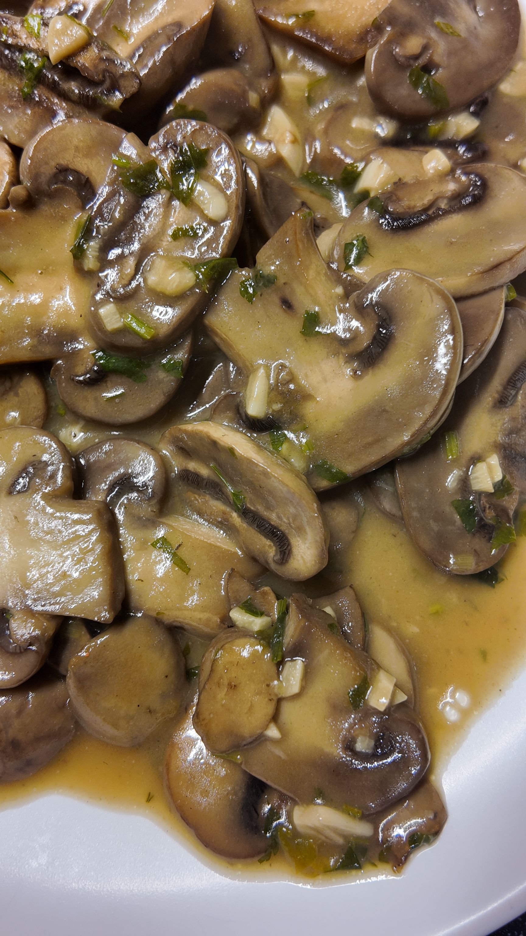 Champiñones con salsa al ajillo
