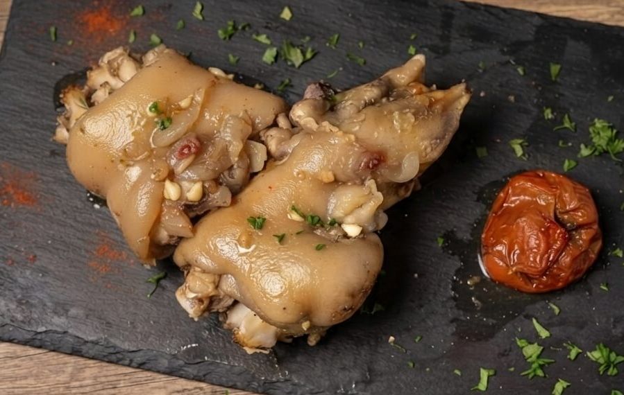 Pies de cerdo guisados