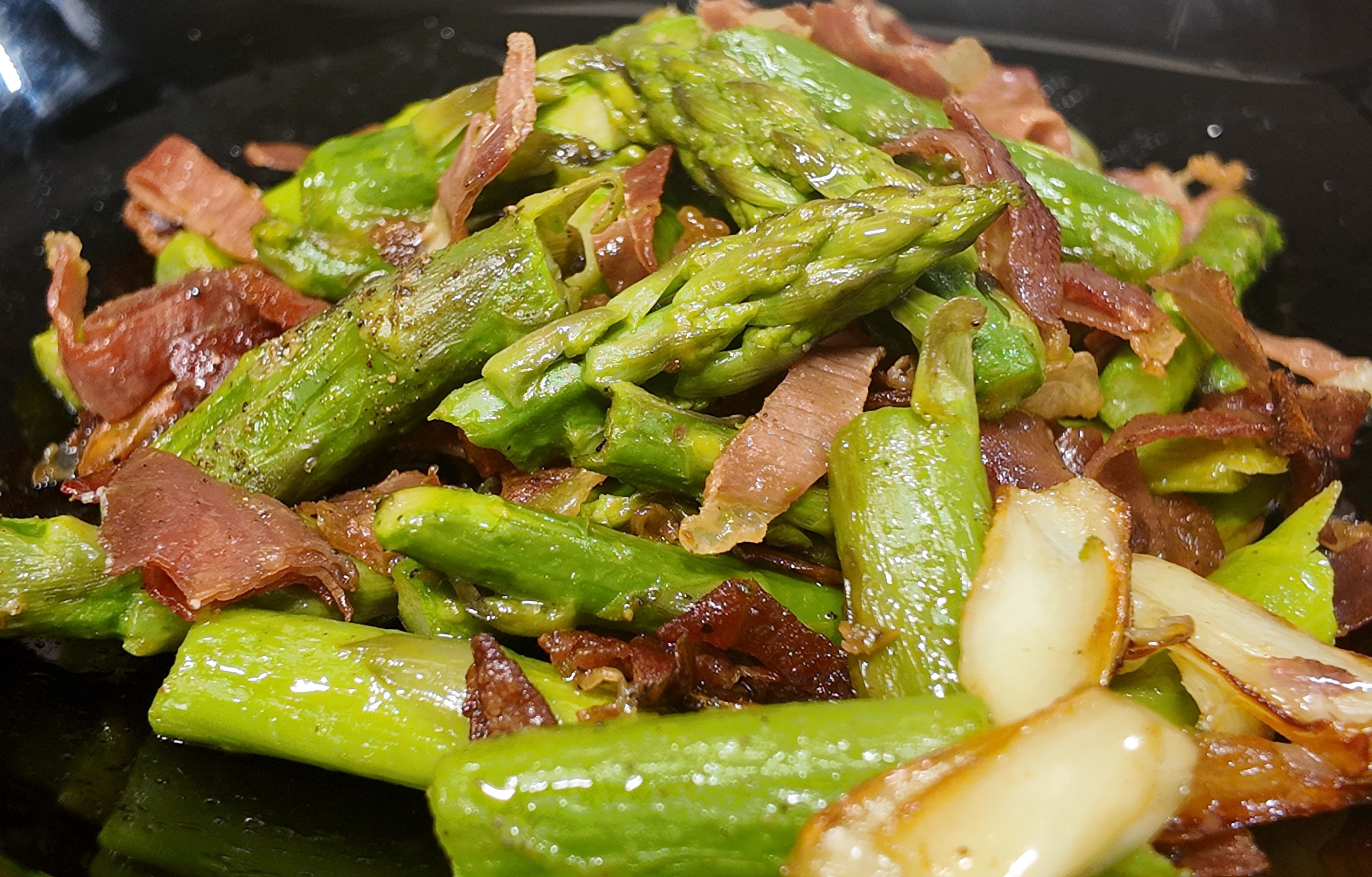 Salteado de espárragos con jamón