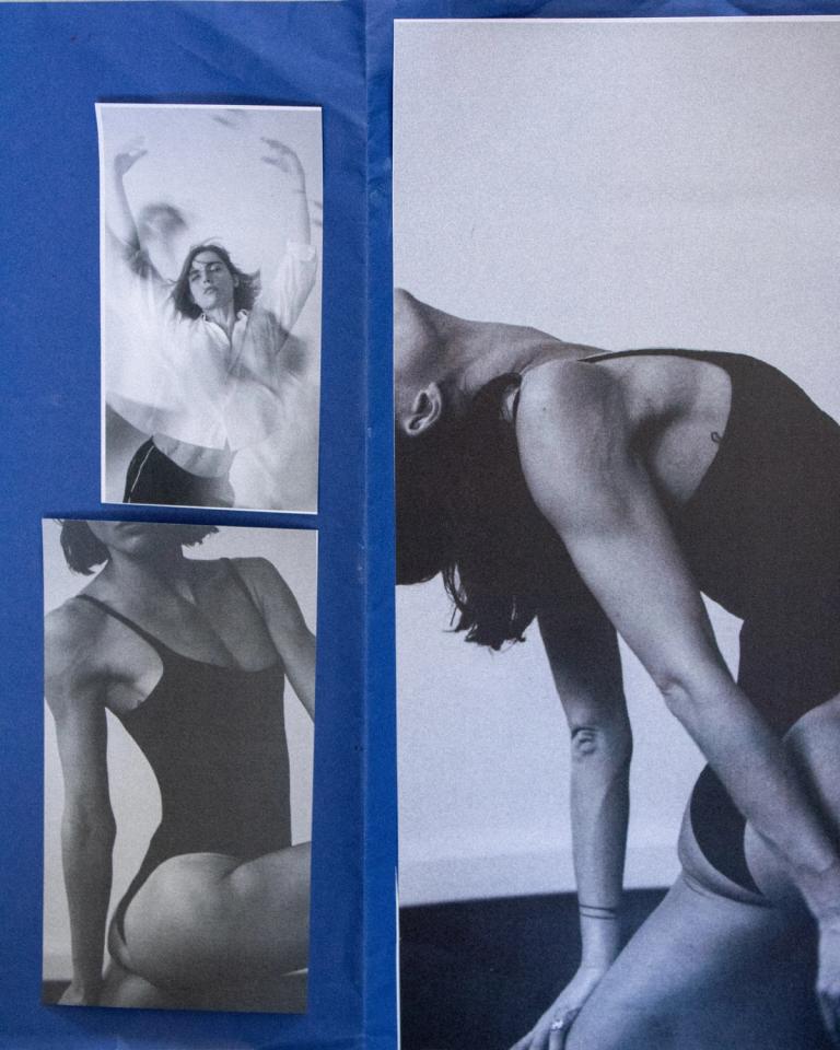 Posture de yoga en cours particulier, cabinet de Daphné Lachavanne à Paris 7e