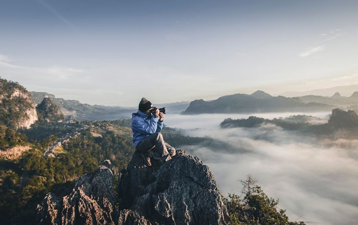 Équipe de production vidéo professionnelle filmant à Dubaï avec du matériel cinéma moderne et un éclairage studio