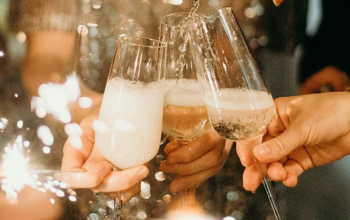 Toast au champagne lors d'une réception de mariage
