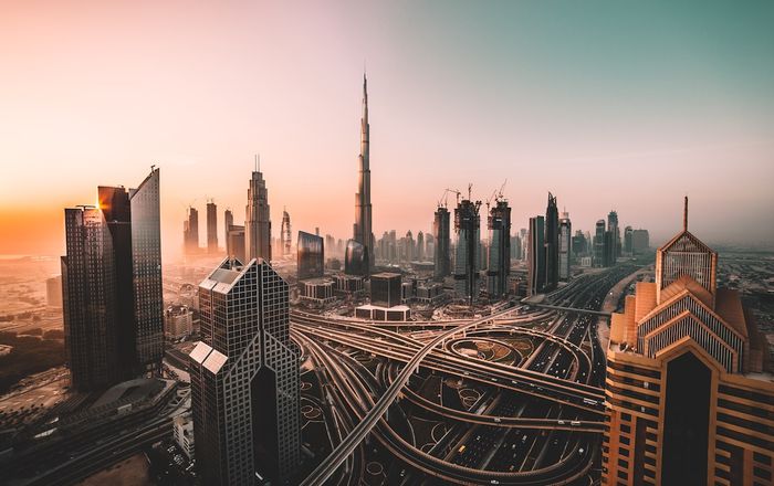 Vue aérienne de Dubaï avec la Burj Khalifa au lever du soleil