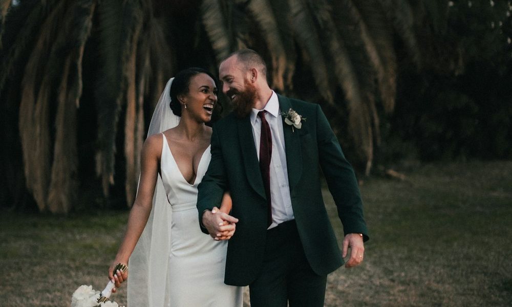 Un couple marche main dans la main lors de son elopement