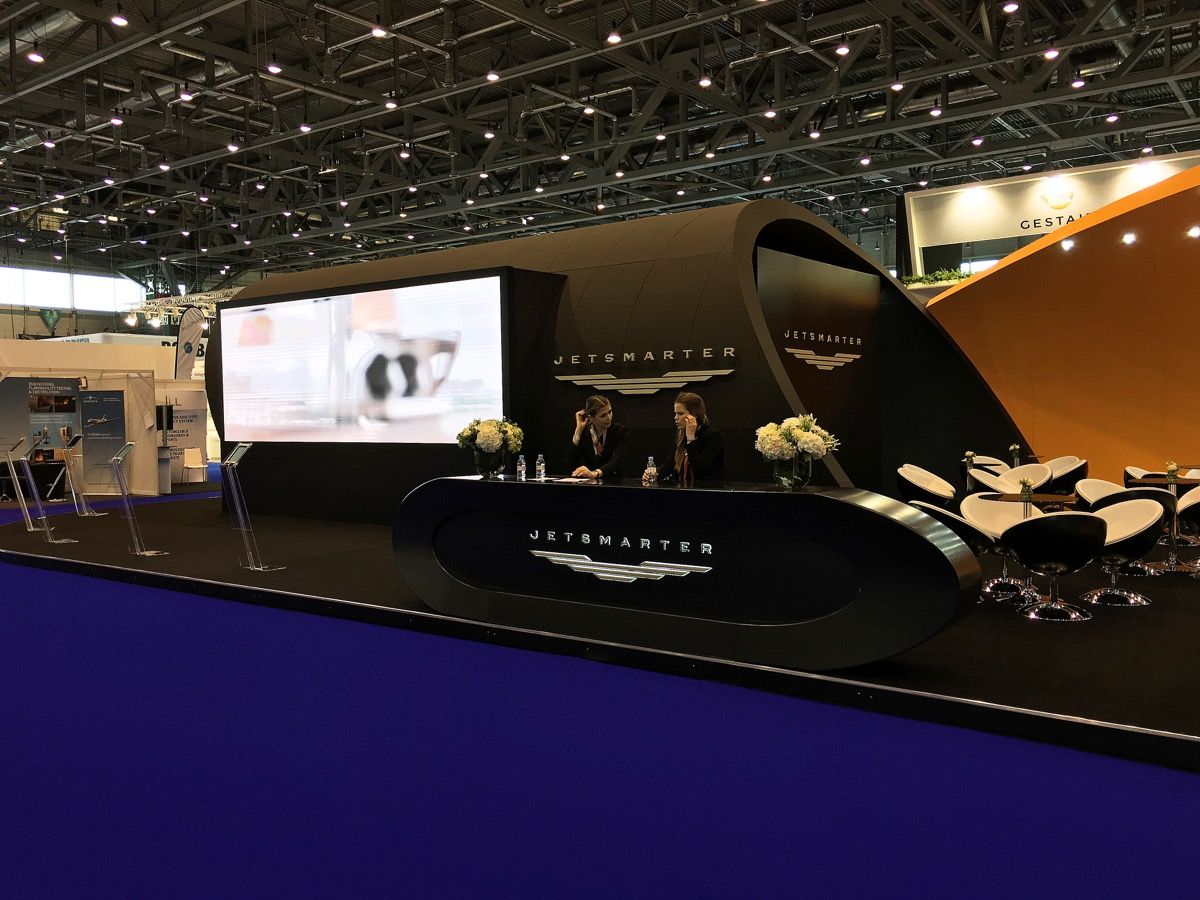 Stand avec grand écran LED et espace lounge