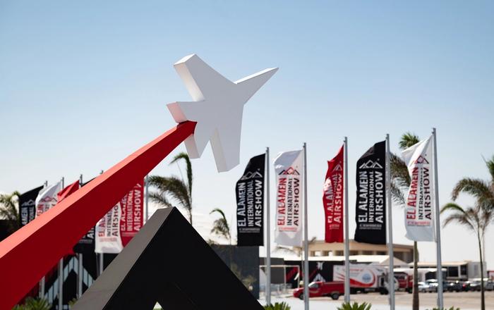 L'entrée de l'El Alamein International Airshow 2026, drapeaux et sculpture