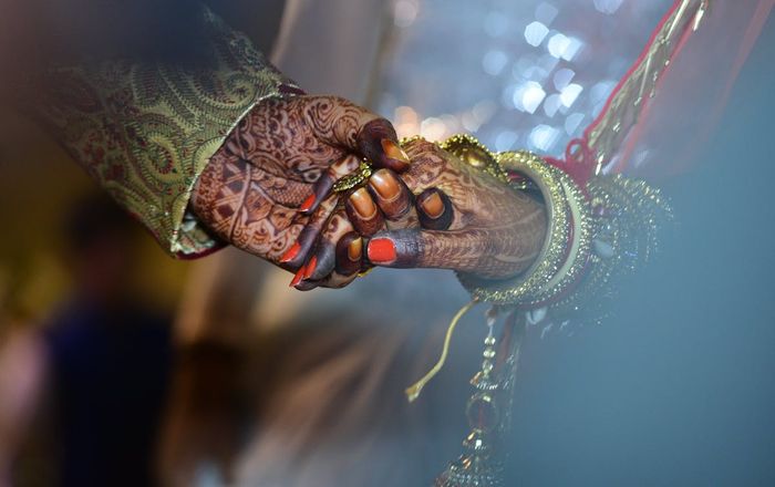 Couple lors de leur mariage à l'heure dorée, filmé par Tanit Studio