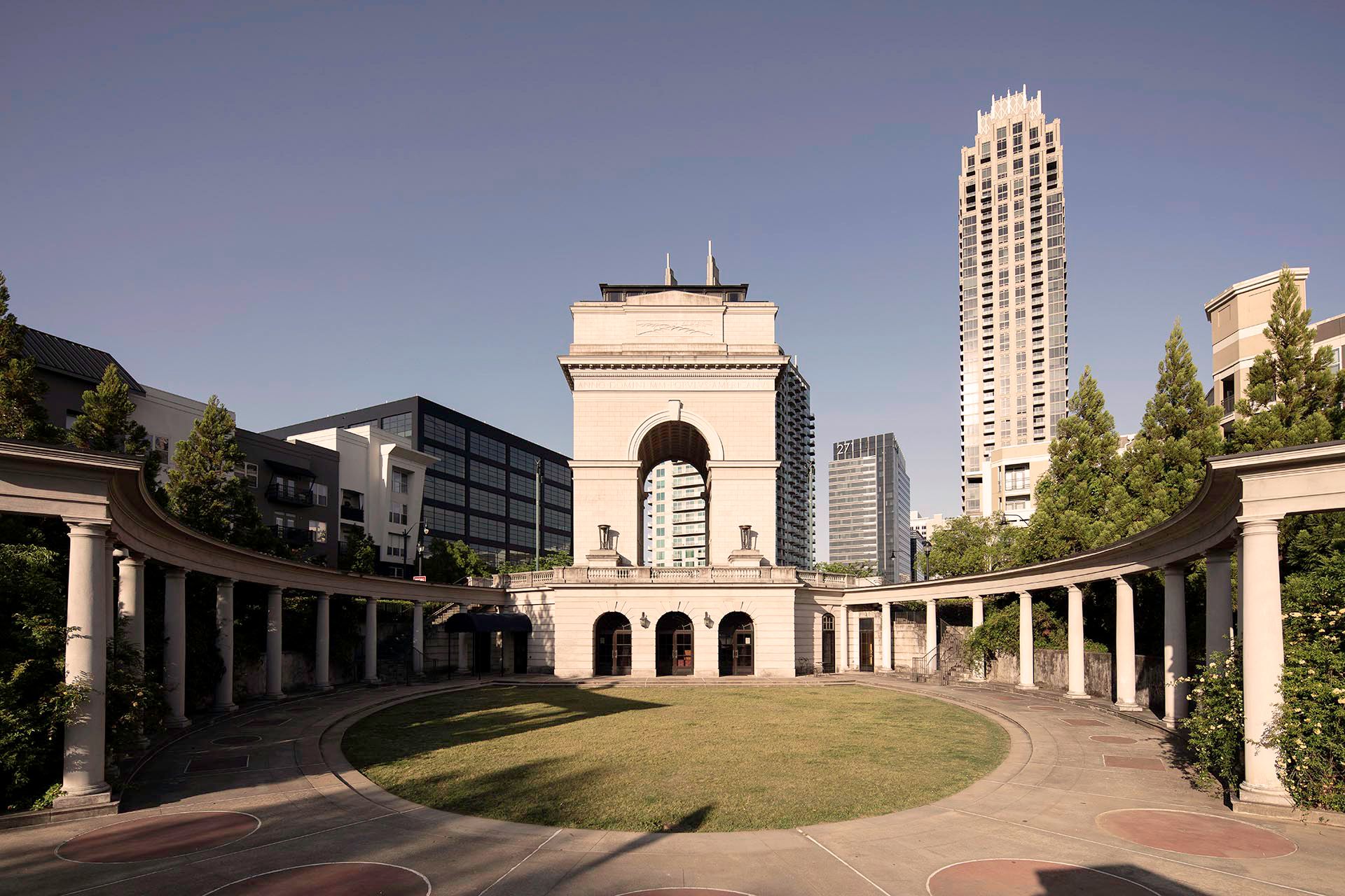 Monumental arch in the heart of the city