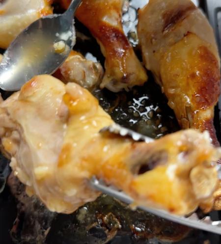 glazing chicken with sauce