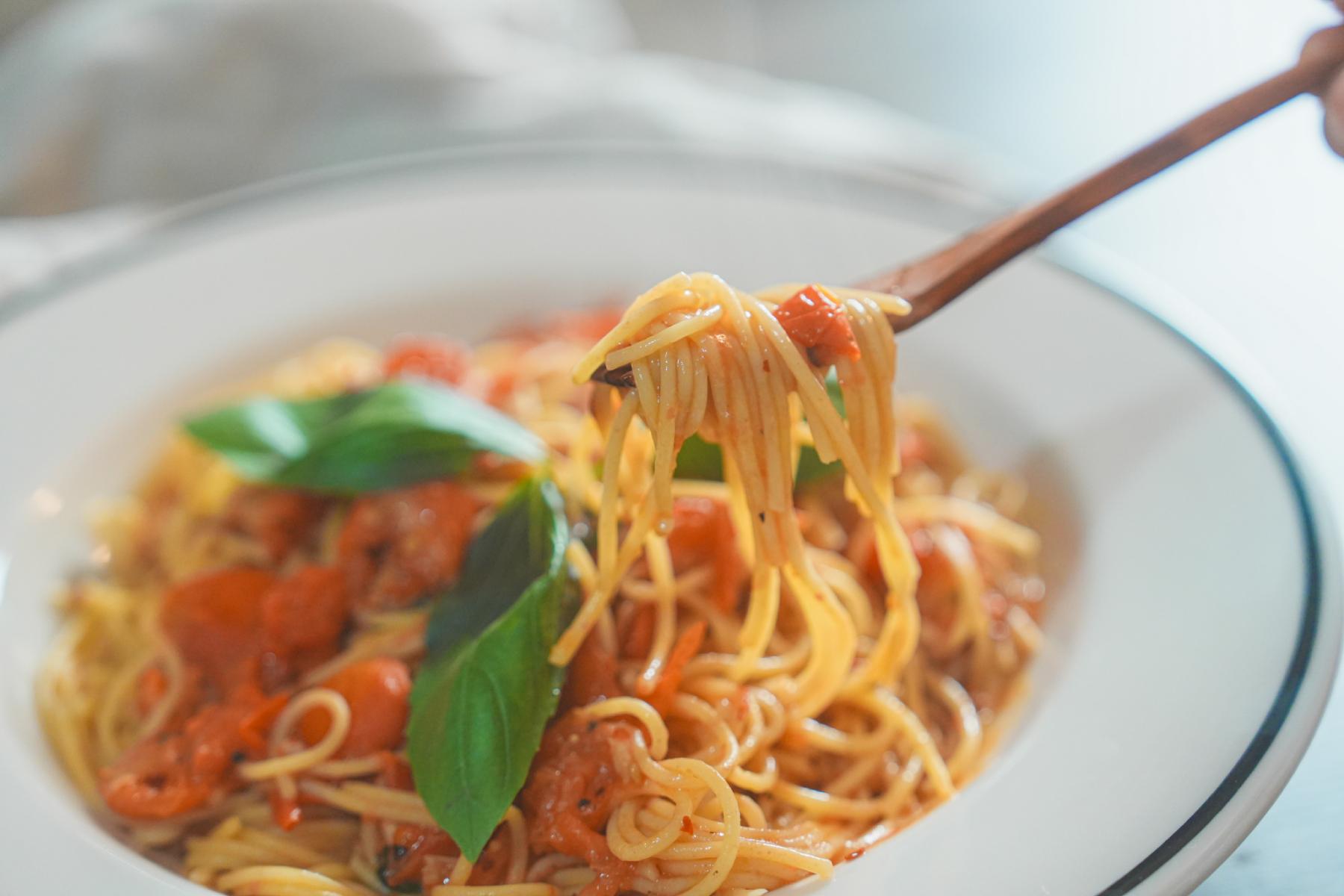 tomato pasta holding with folks