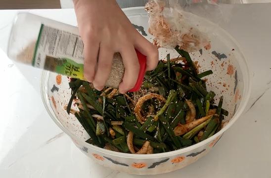 add sesame seeds on the bowl