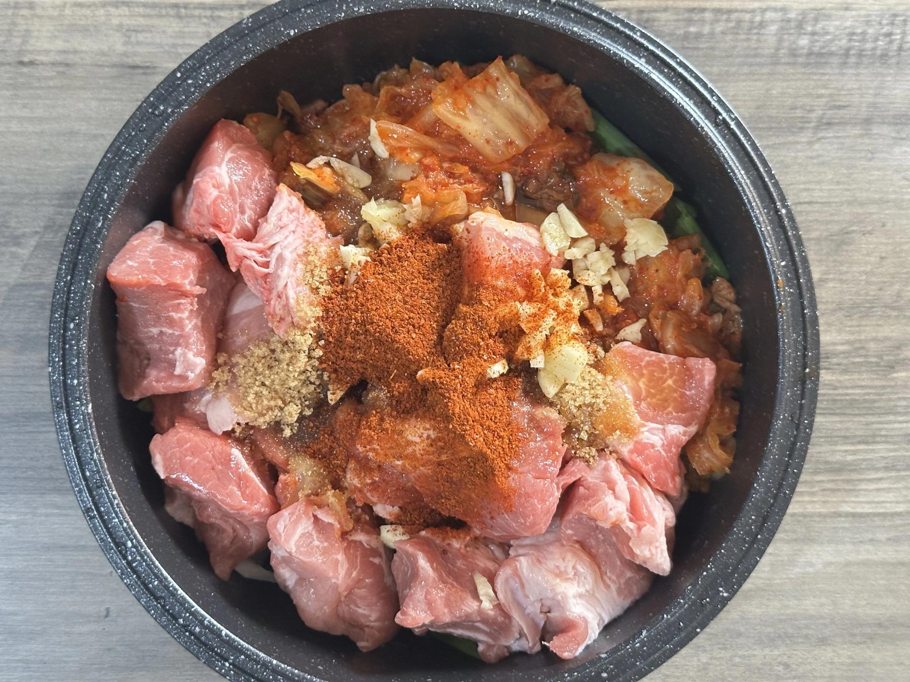 seasonings with braised kimchi & pork