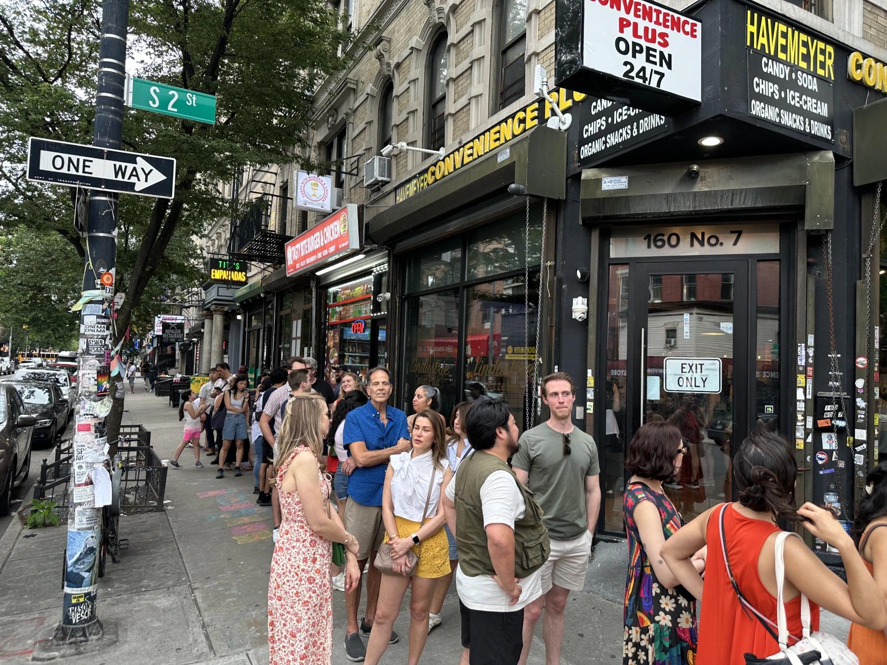 store waiting line