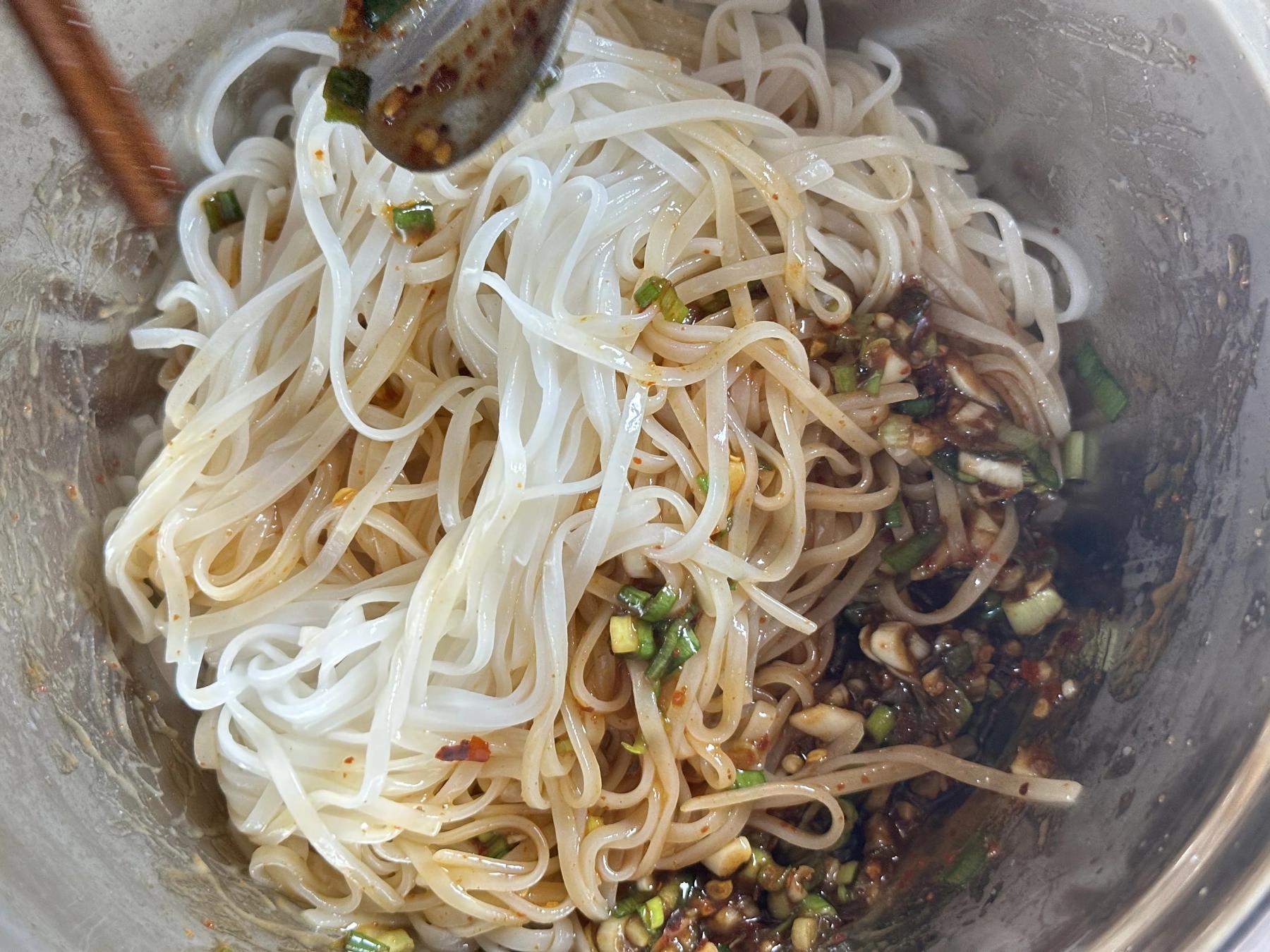 mixing noodles and sauce