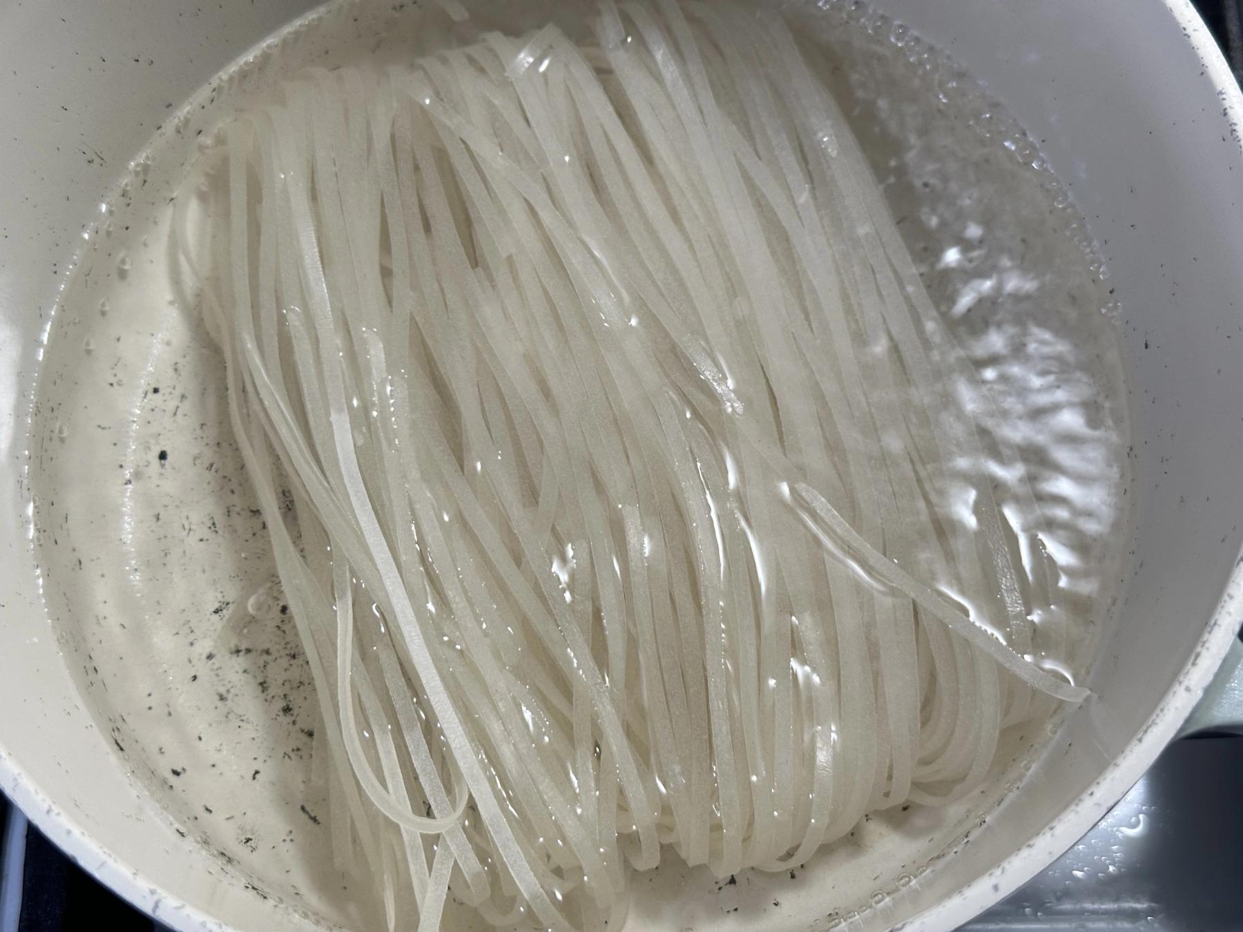 boiling pad thai noodles