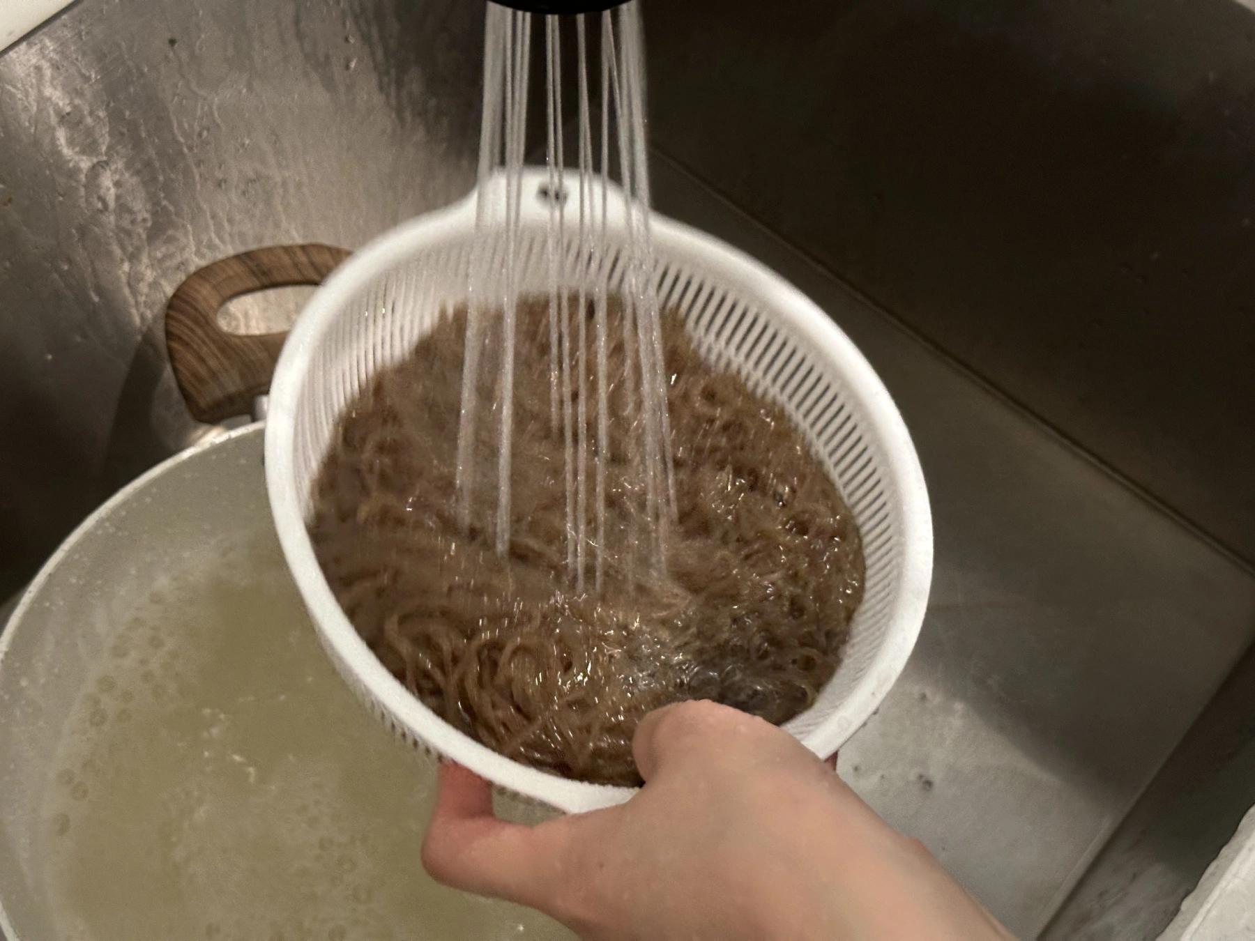 rinsing noodles in cold water