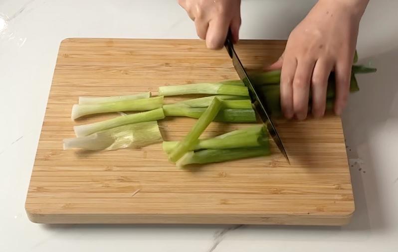 cutting green onions