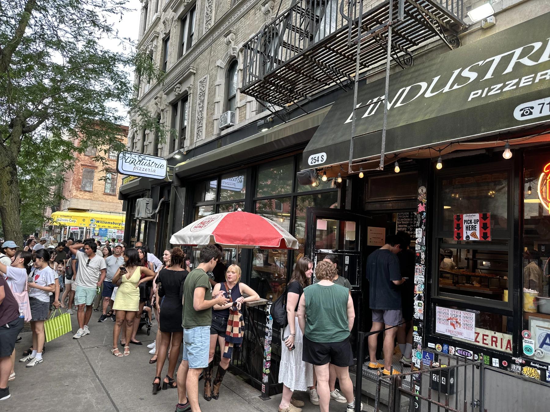 store waiting line