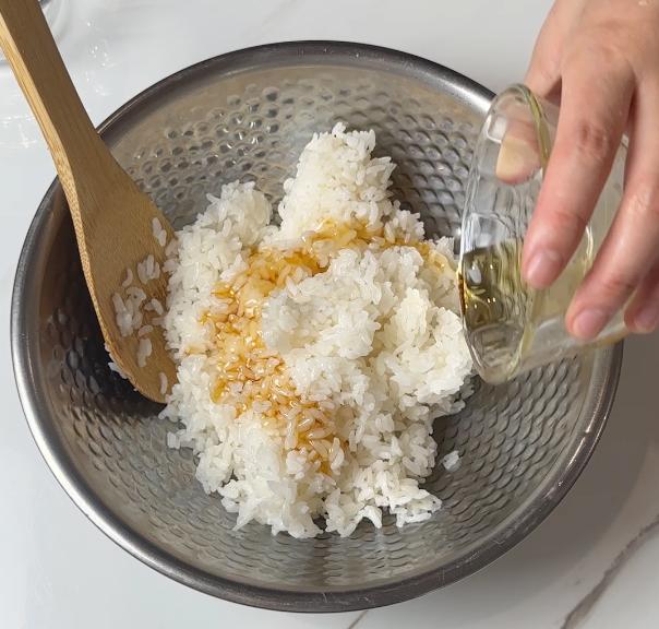 pour seseame oil on the steamed rice