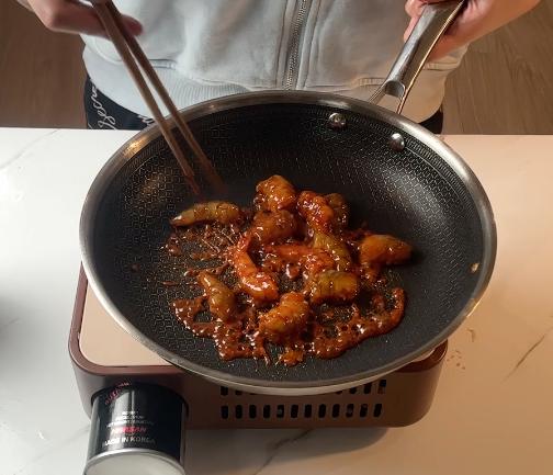 Sauce marinated shrimps on the pan