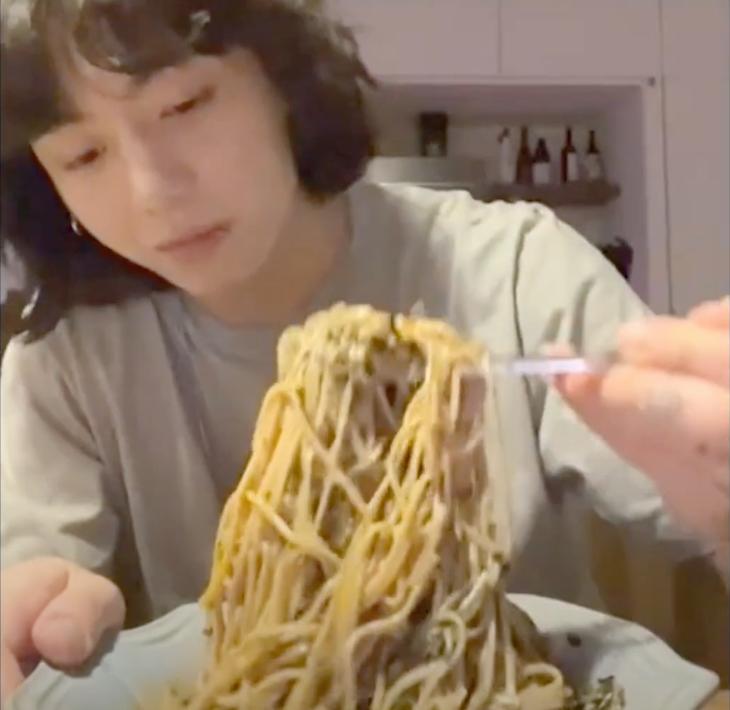 Jungkook eating noodle during his live stream