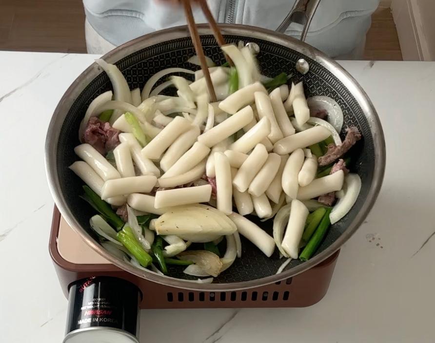 rice cakes in the pan