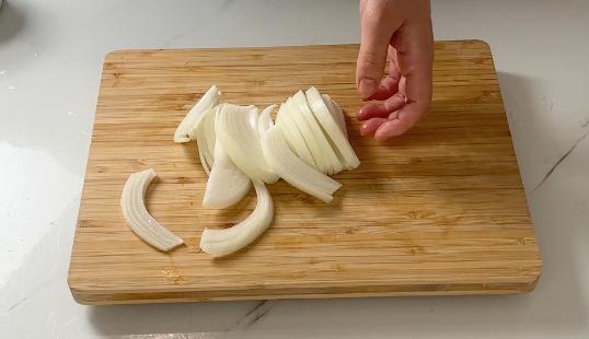 sliced onions