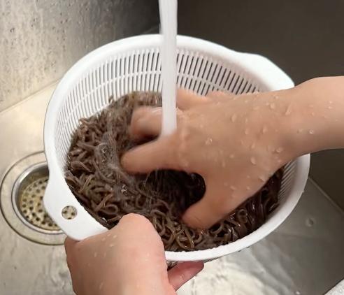 rince noodle with cold water