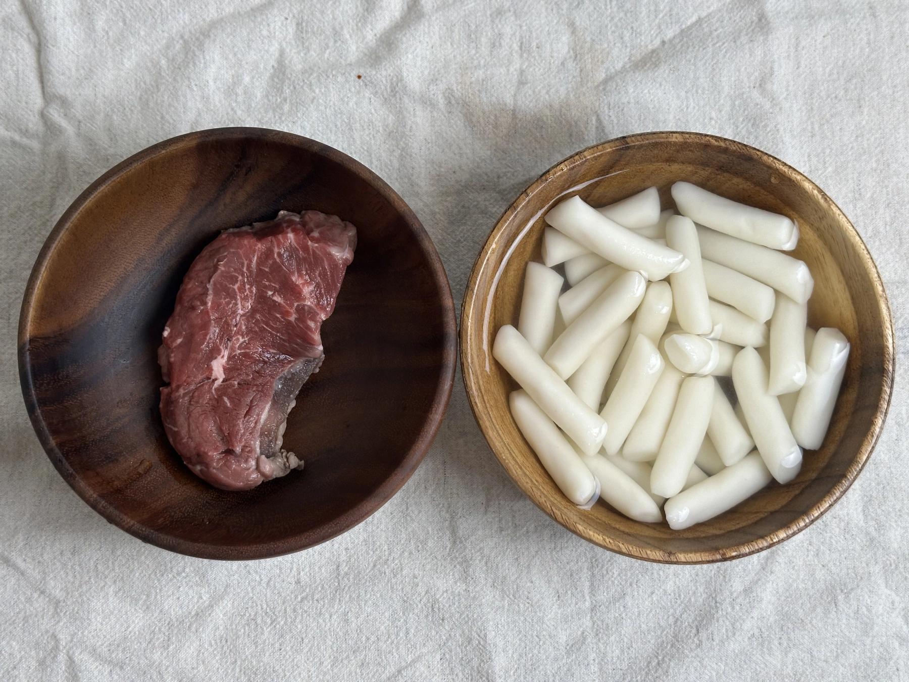 beef meat and rice cakes