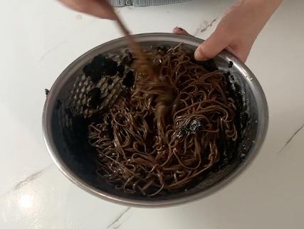 add dry seaweed crumbs and mix with noodle