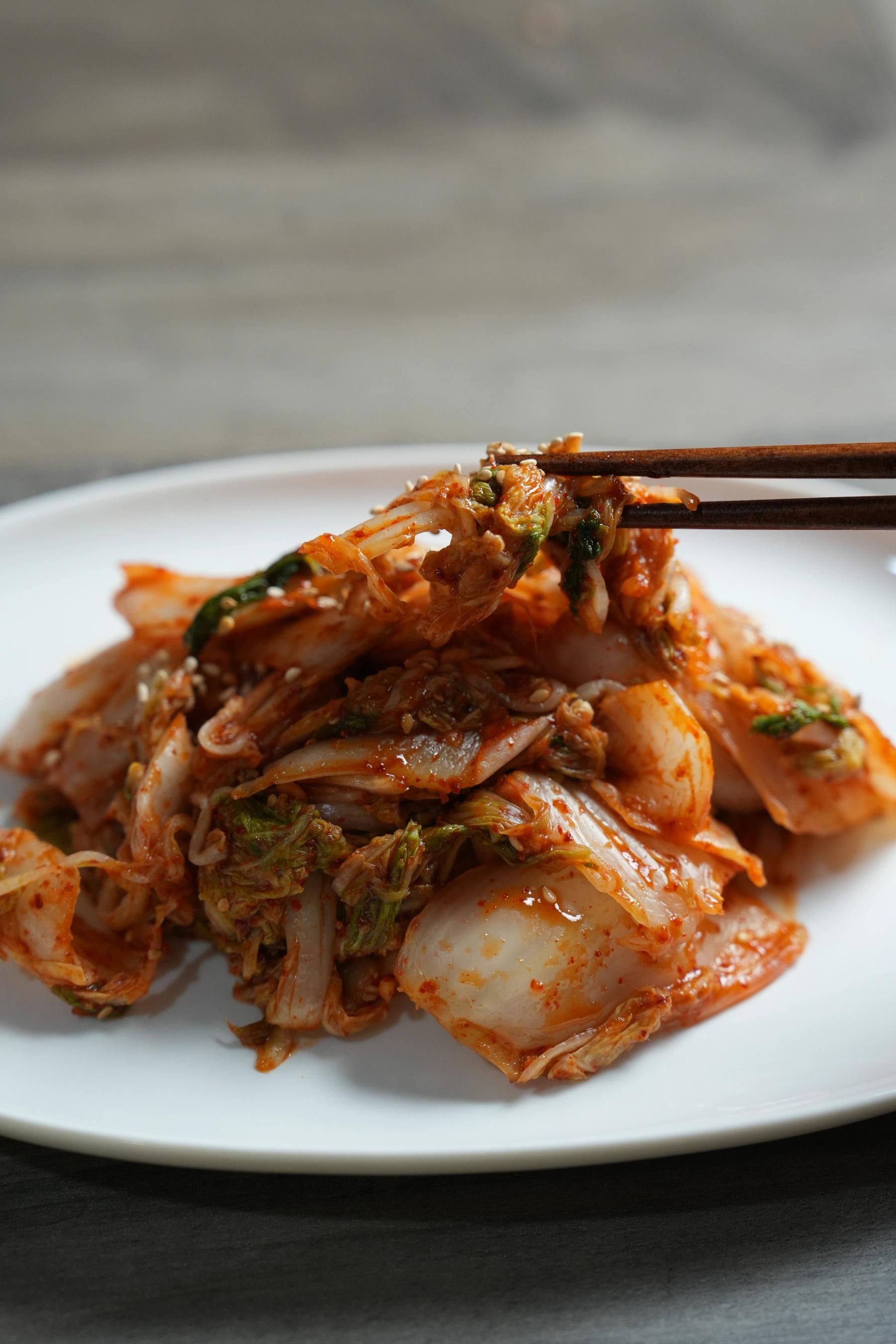 holding geotjeori, fresh kimchi