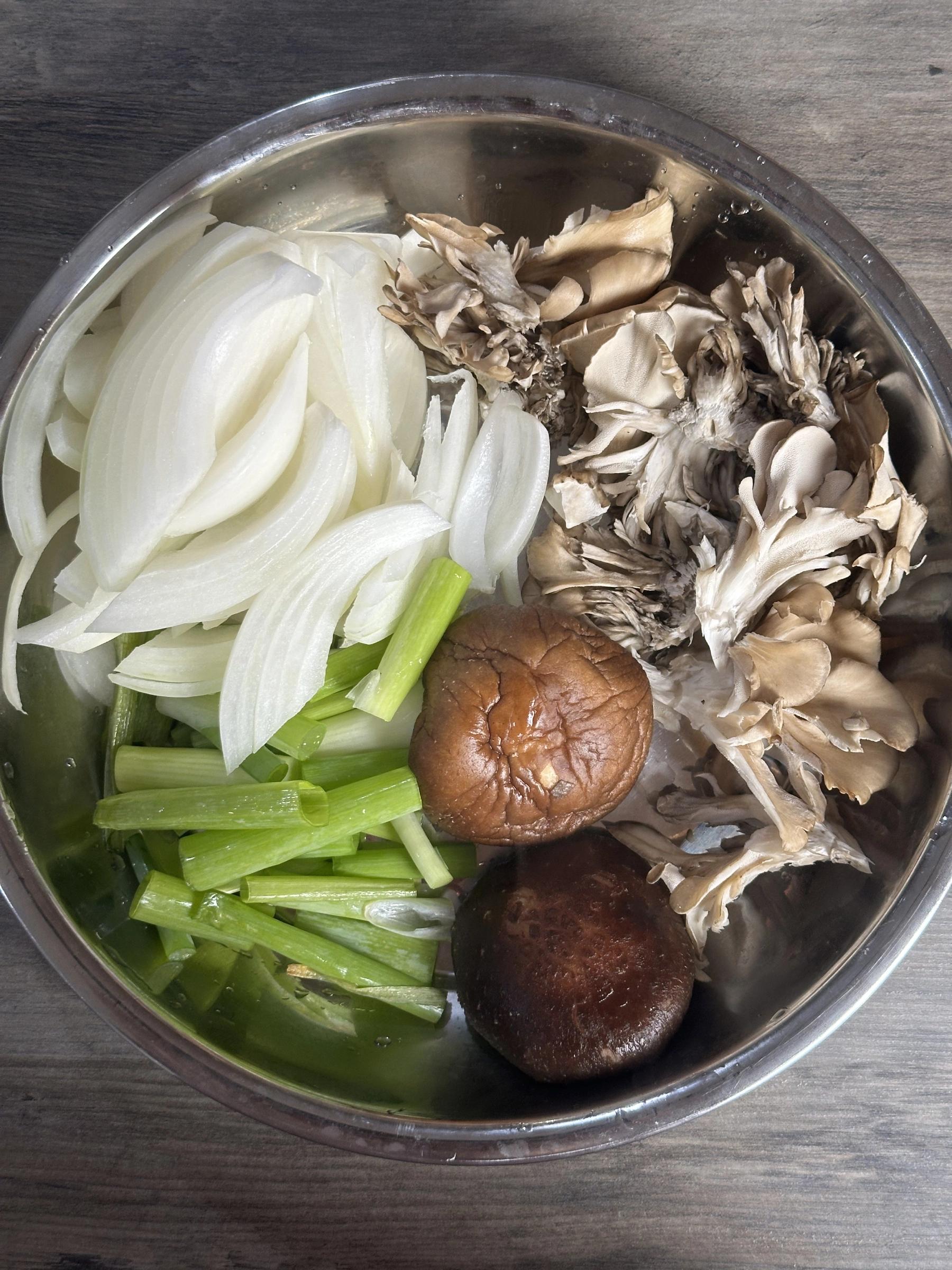 onion, green onion and mushrooms