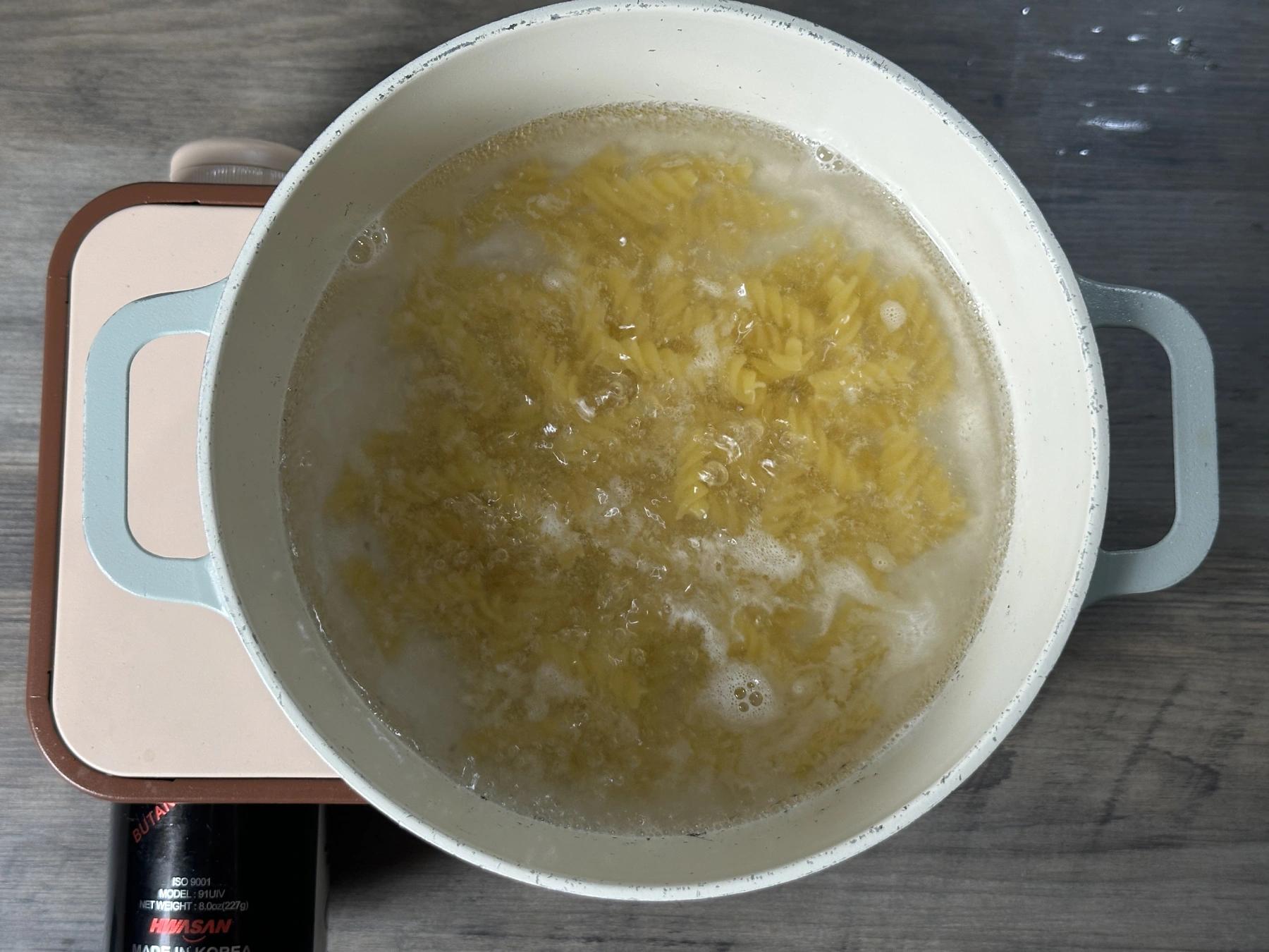 boiling pasta noodles