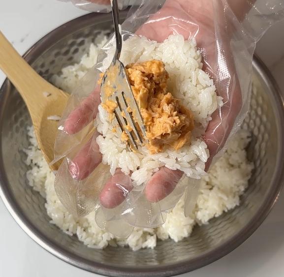 add tuna to spreaded rice