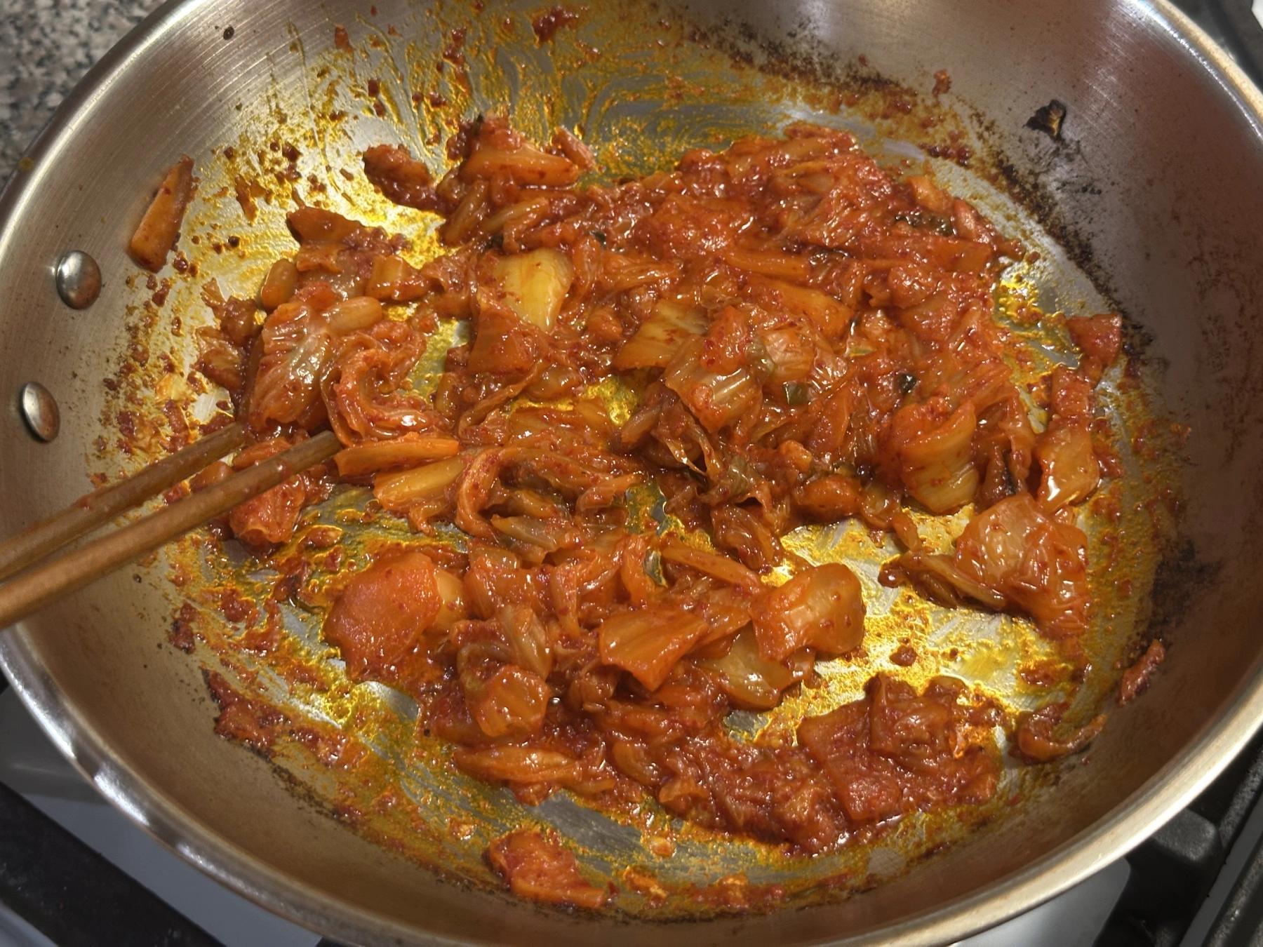 stir-frying kiimchi