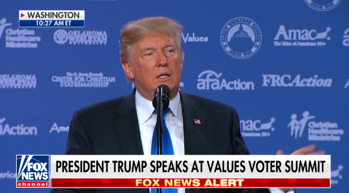 川普總統在<家庭研究委員會> 所主辦的<價值取向選民峰會>（Values Voter Summit）上發表演說。(2017年10月13日) 照片取自：https://usaherald.com/president-trump-speaks-values-voter-summit/
