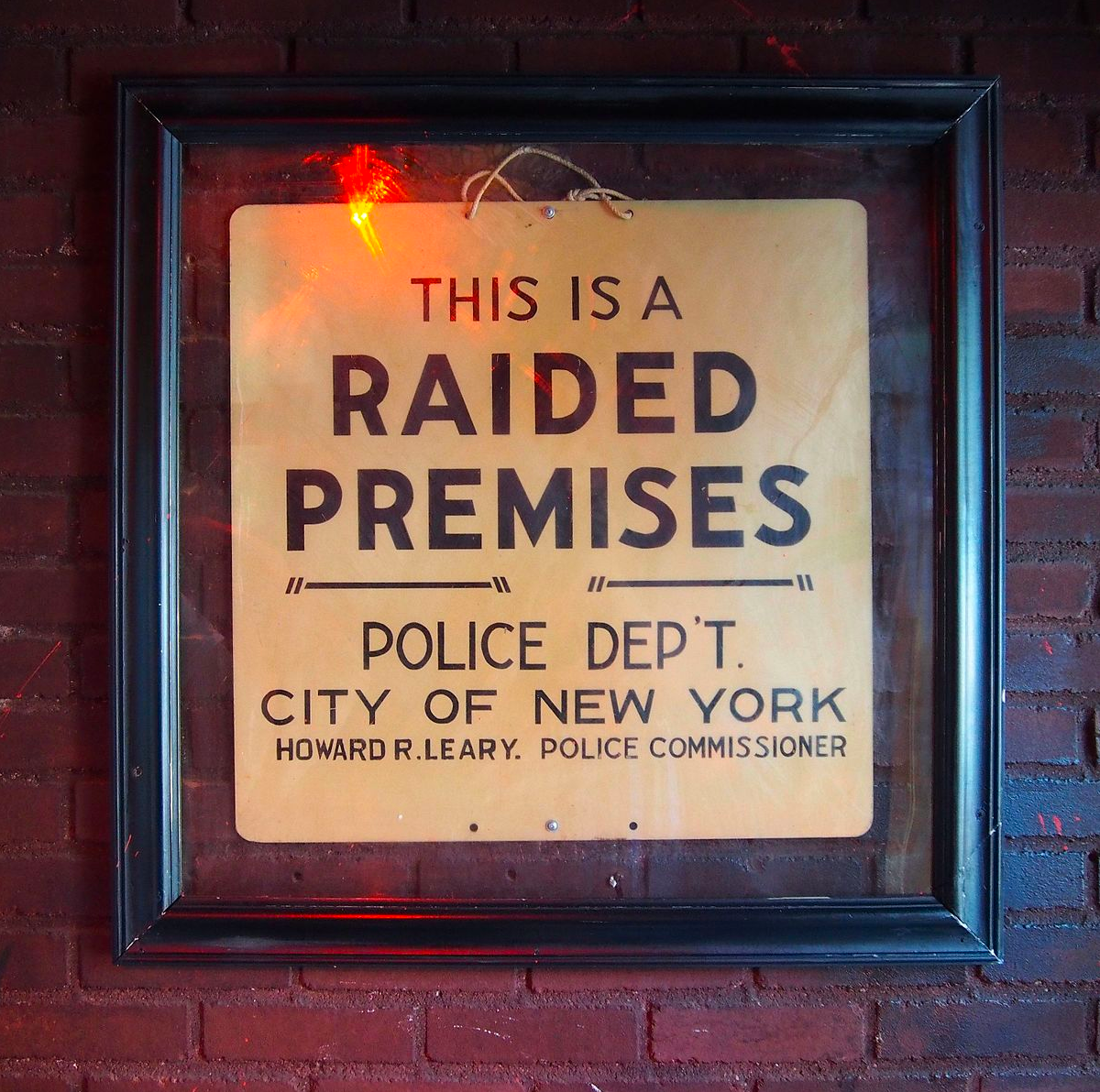 這是石牆 （Stonewall Inn ）同性戀酒吧門內牆上的一個牌子，其上標示著“這是被警方搜查的場所”。 1969年6月的一次警察搜查導致了石牆暴動。 這張照片拍攝於2016年的“驕傲週末”（“pride weekend”），也就是歐巴馬總統宣布<石牆國家紀念館> (Stonewall National Monument)開幕後的第二天。