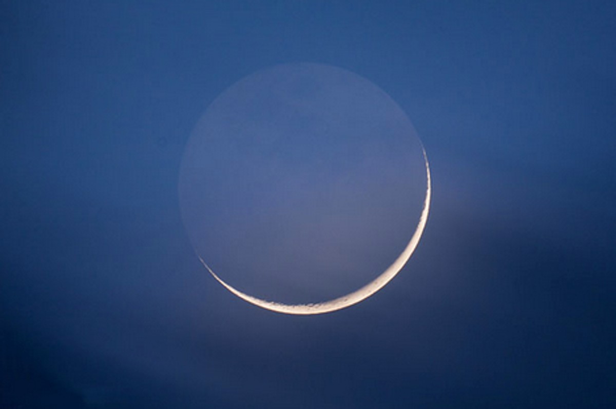 新月的第一輪彎月（the first sliver of the new moon）圖片來源： http://www.scripturalsabbath.com/lunar_sabbath.html