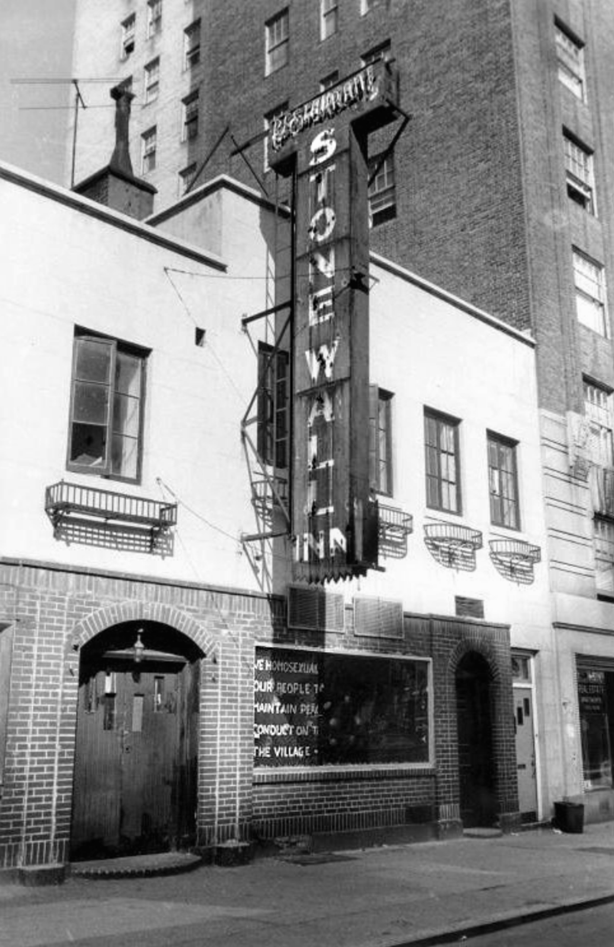“石牆” （Stonewall Inn ）同性戀酒吧1969年當時的外觀。 照片取自：https://en.wikipedia.org/wiki/Stonewall_Inn