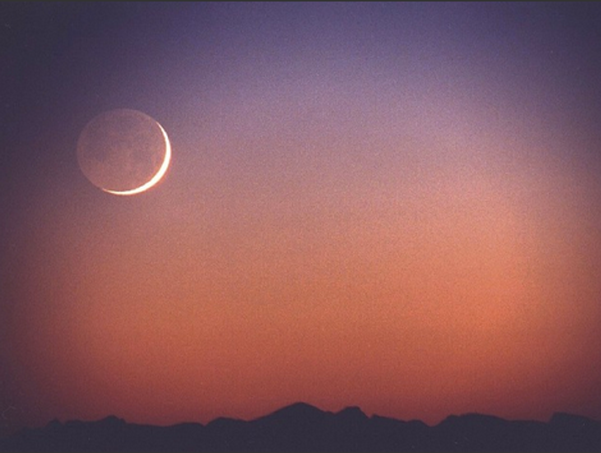 新月的第一輪彎月（the first sliver of the new moon）圖片來源： http://www.scripturalsabbath.com/lunar_sabbath.html