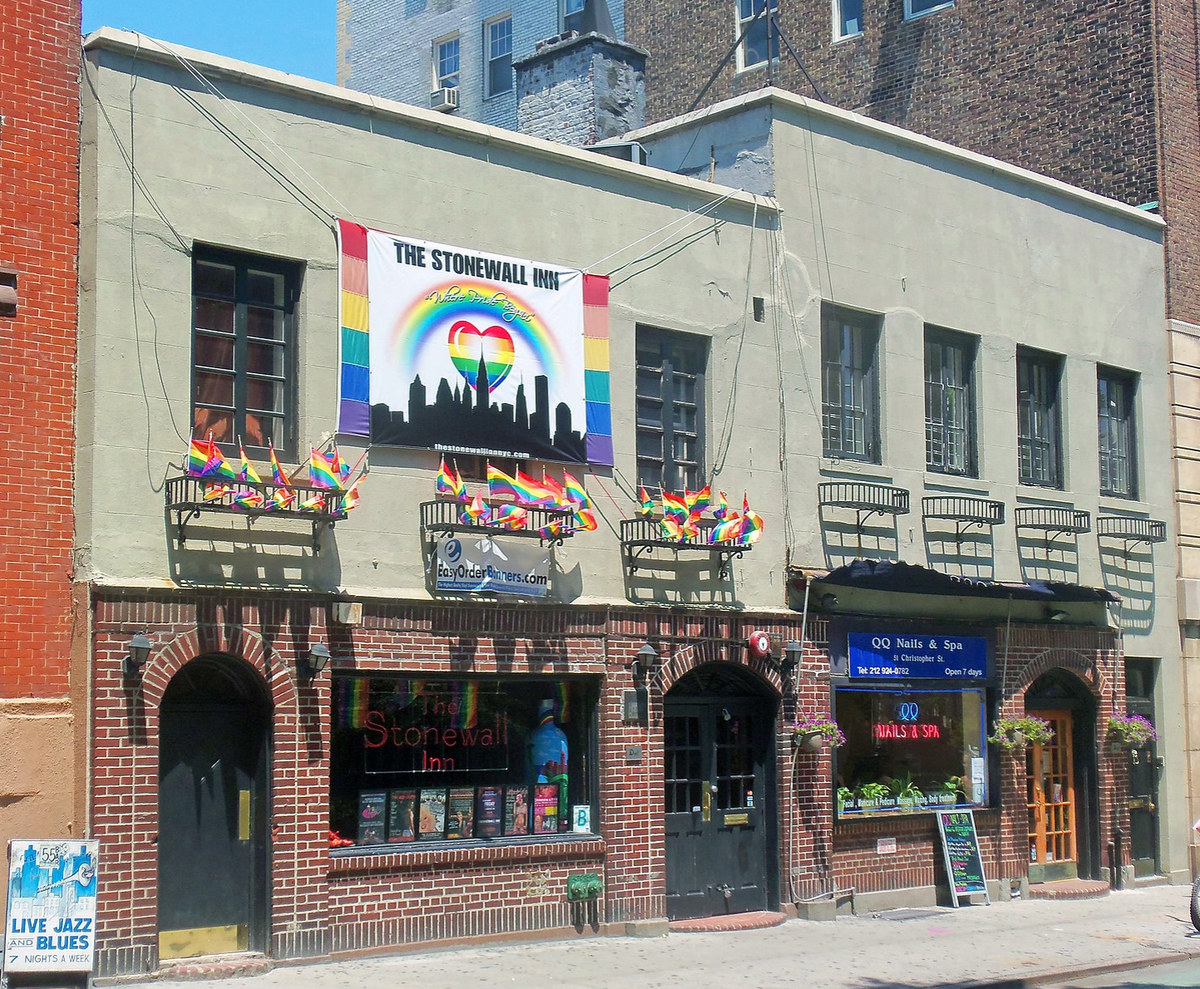 2012 石牆 （Stonewall Inn ）的同性戀酒吧的外觀; 右邊的建築是1969年同性戀酒吧的一部分。 照片取自：https://en.wikipedia.org/wiki/Stonewall_Inn