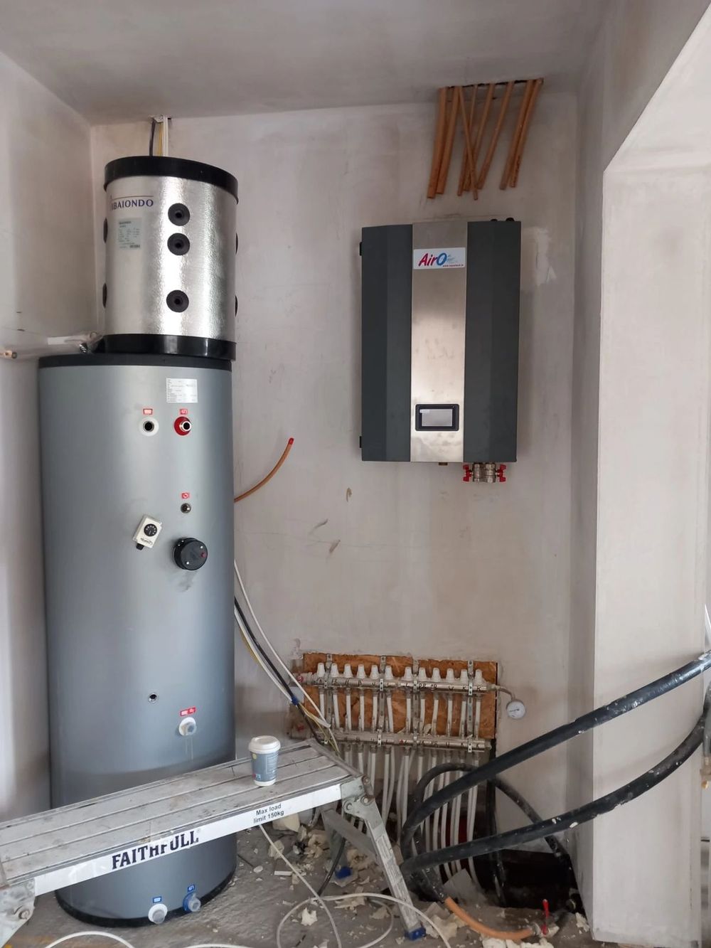 Heat pump cylinder and manifold with copper pipework