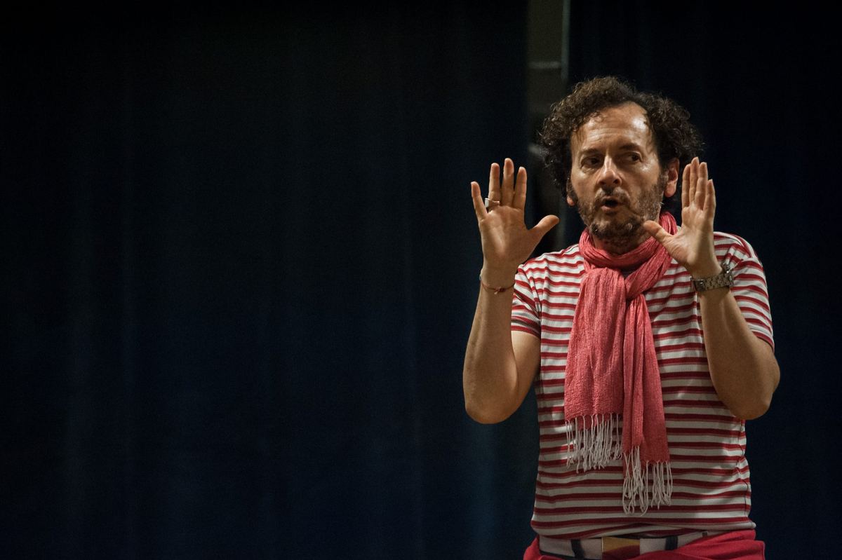 Roberto Azzurro durante una lezione del Laboratorio Teatrale Permanente