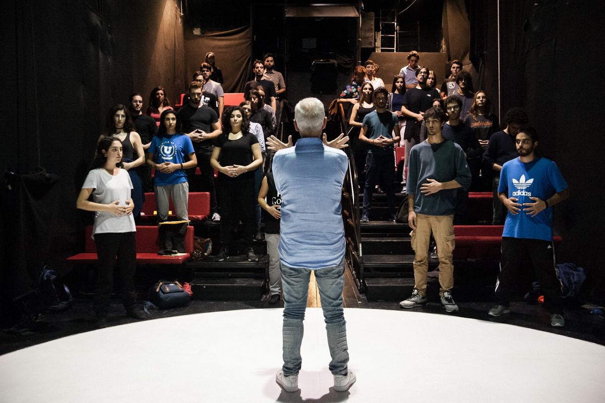 Carlo Cerciello sul palco della sala con gli allievi del Laboratorio Teatrale Permanente