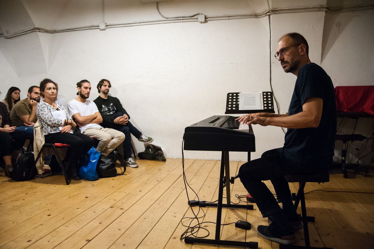 Paolo Coletta al pianoforte con gli allievi del corso di musica e canto per il teatro