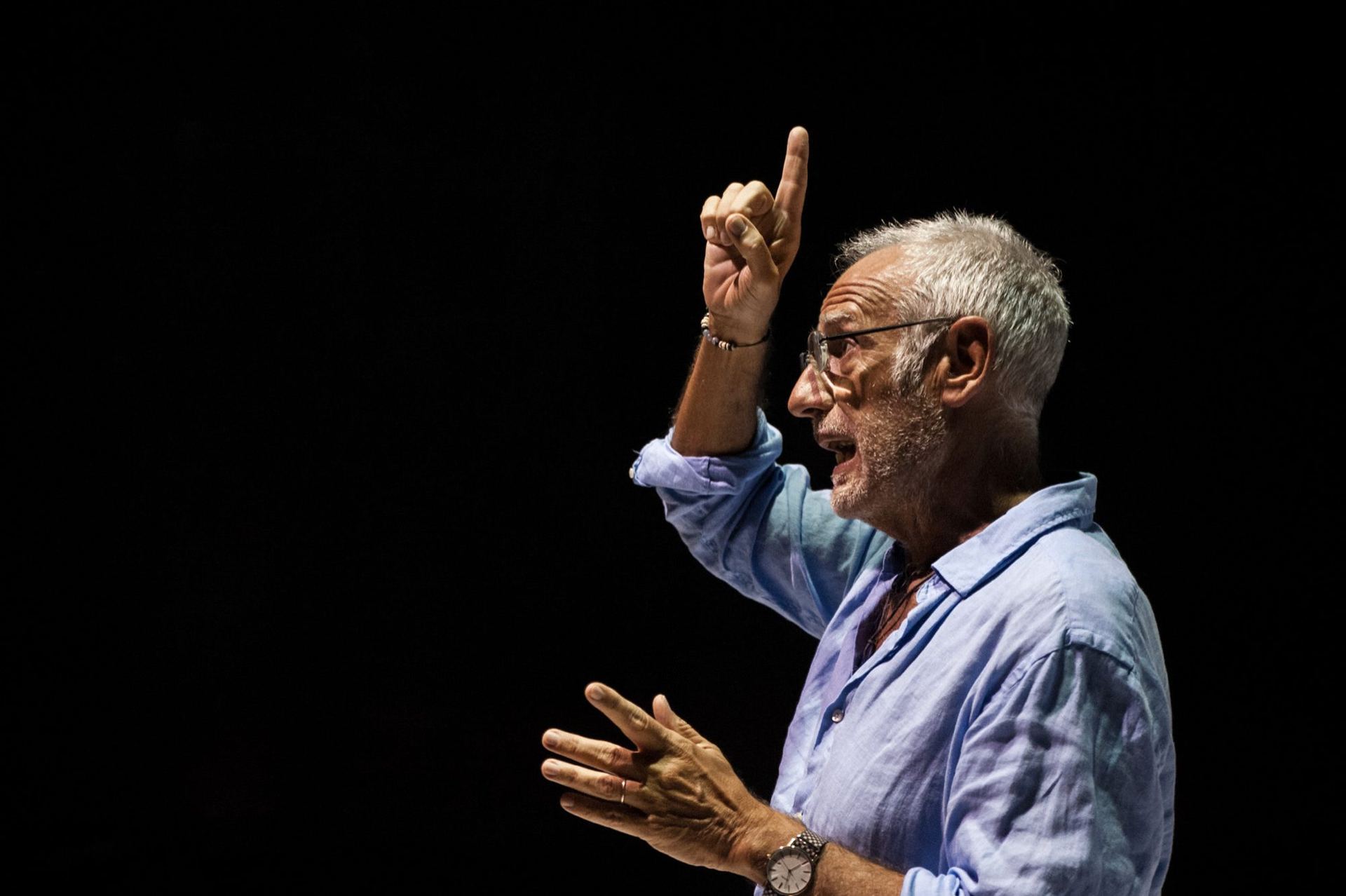 Carlo Cerciello con l'indice alzato durante una lezione del Laboratorio Teatrale Permanente