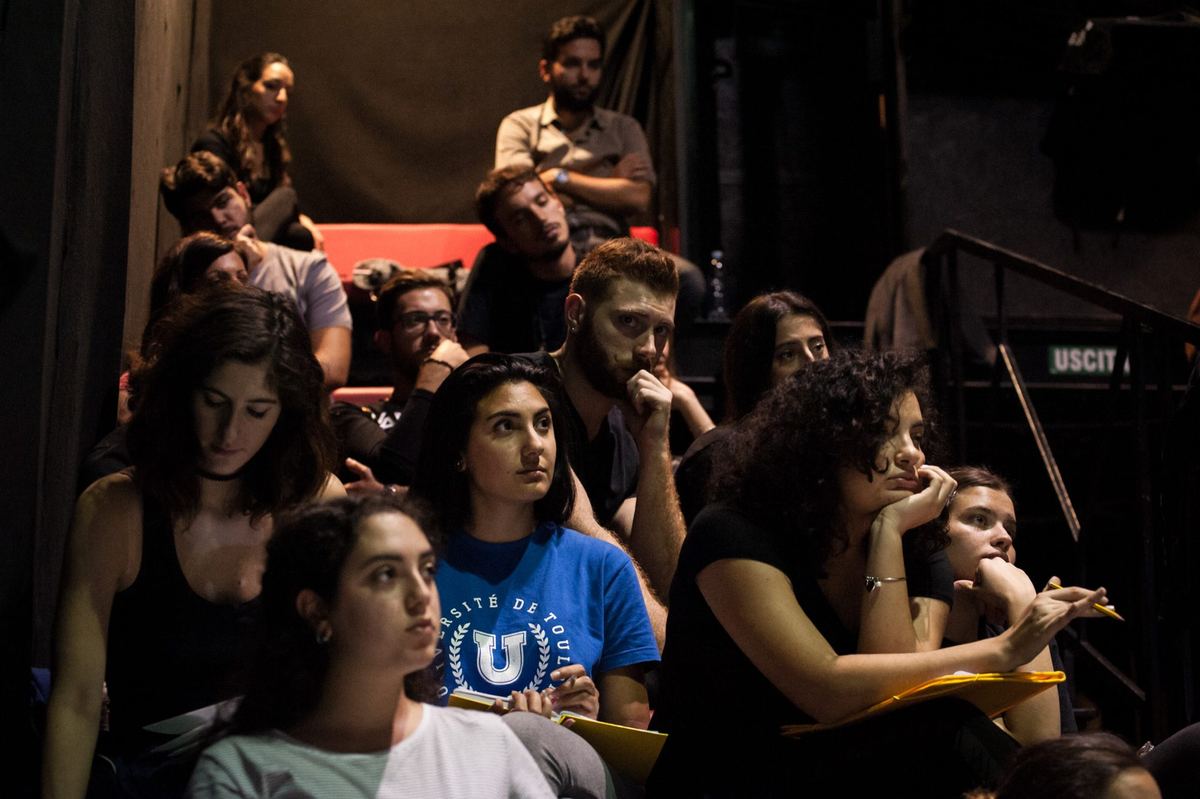 Allievi del Laboratorio Teatrale Permanente seduti in platea durante una lezione