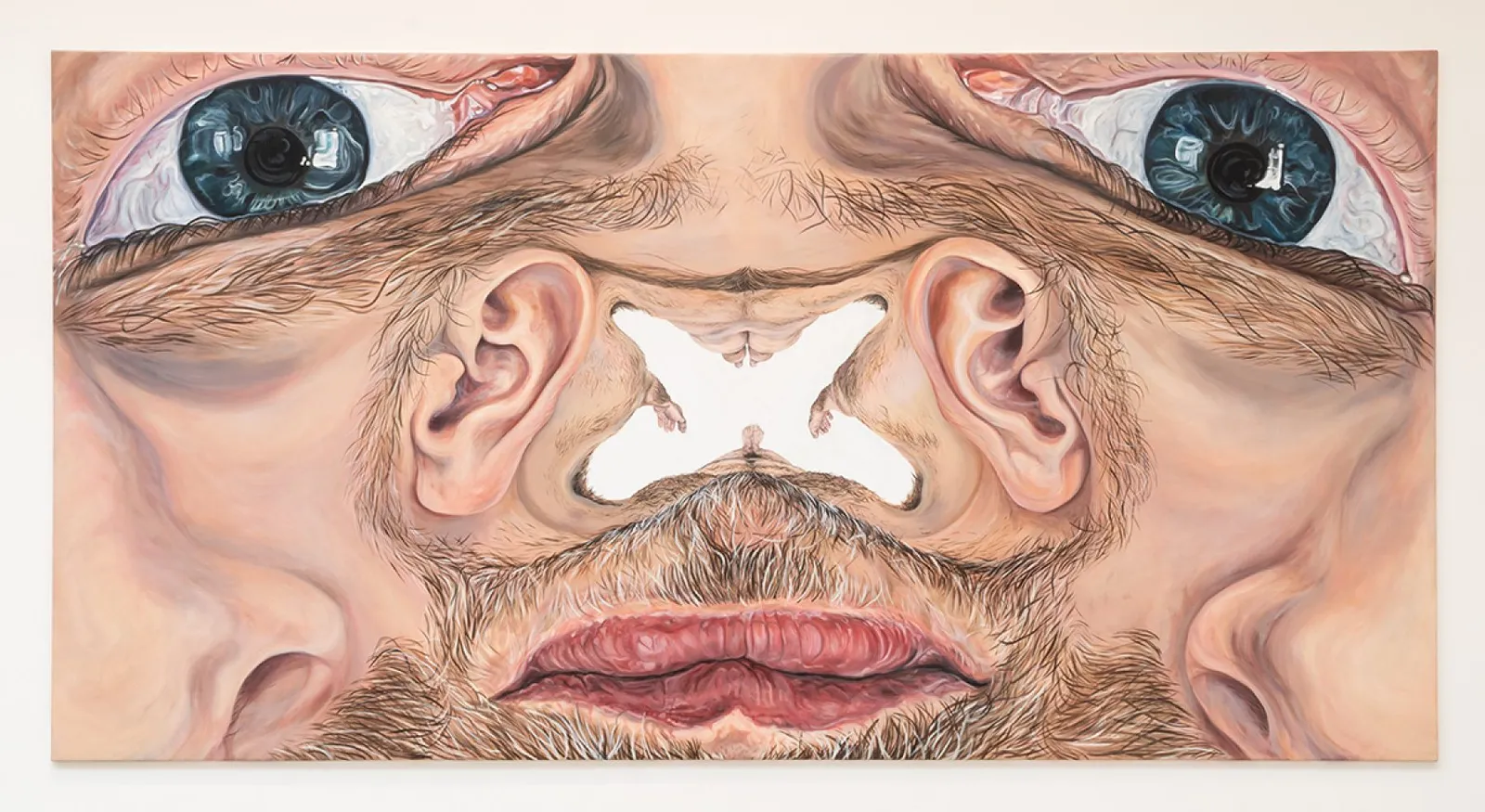 Un dipinto ad olio distorto e caleidoscopico di Jana Euler raffigurante il volto di un uomo barbuto. Grandi occhi azzurri si riflettono negli angoli superiori, mentre due orecchie incorniciano uno spazio bianco centrale a forma di X, sopra un unico paio di labbra rosse.