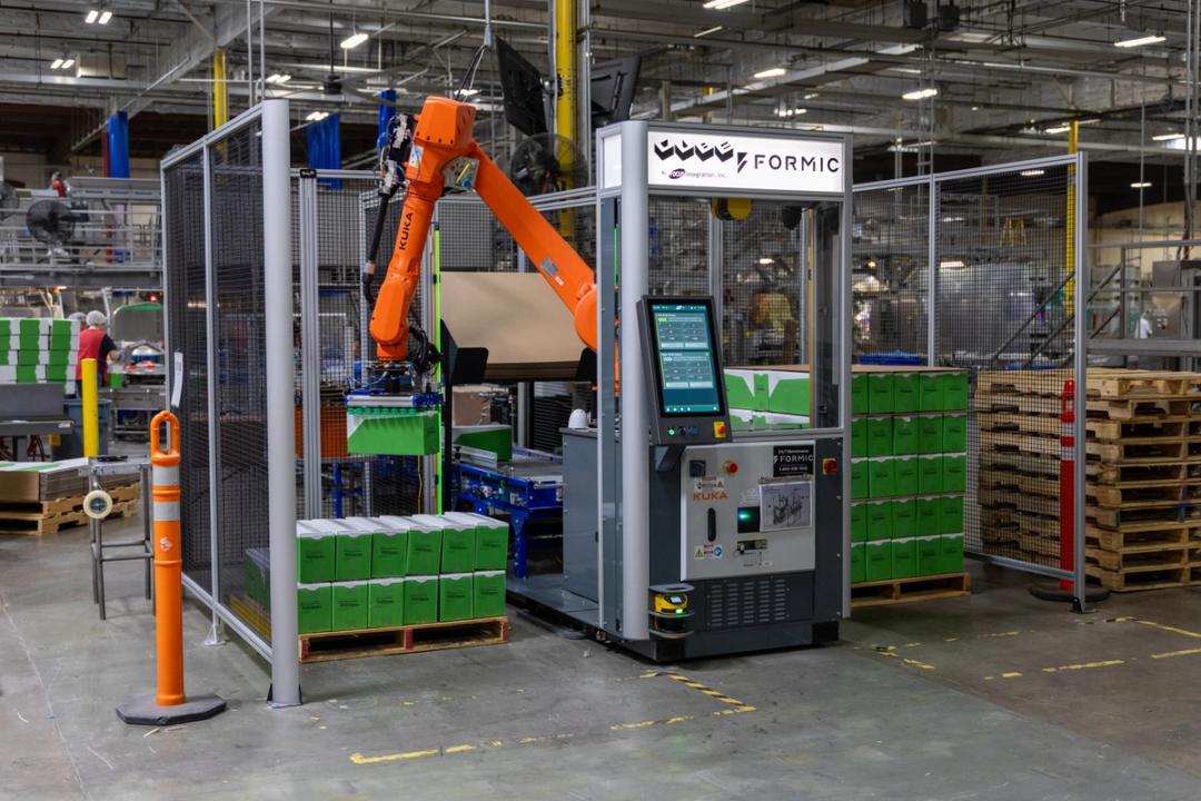 Formic Focus robotic cell case packing green cartons onto a pallet